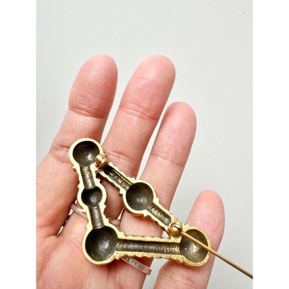 MUSEUM REPRODUCTIONS Modernist Gold Tone Rope Triangle Brooch - Picture 6 of 9